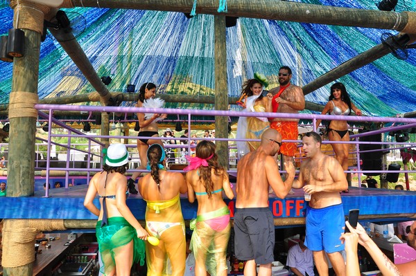 Champagne Showers @ Edde Sands